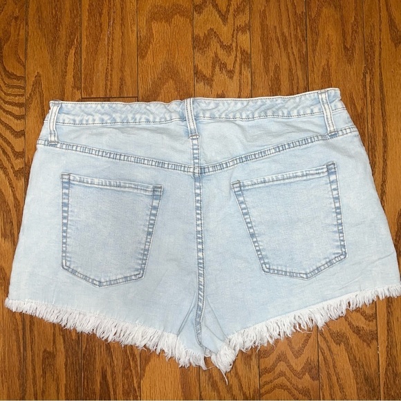 Wild Fable Light Wash Full Button Fly Raw Hem Shorts Size 18 - Picture 6 of 8